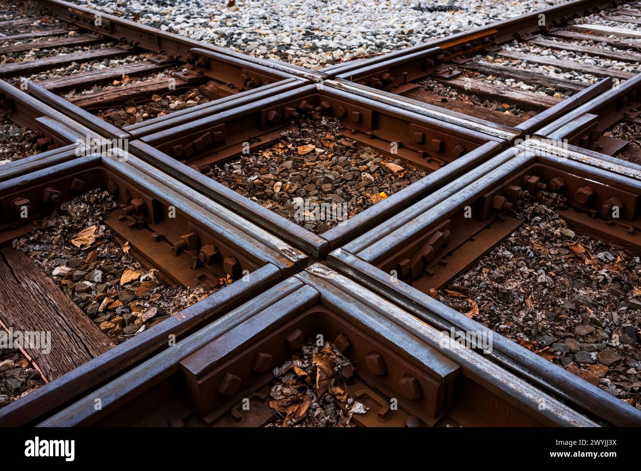 L'intersezione di due insiemi di binari ferroviari che si intersecano. Foto Stock