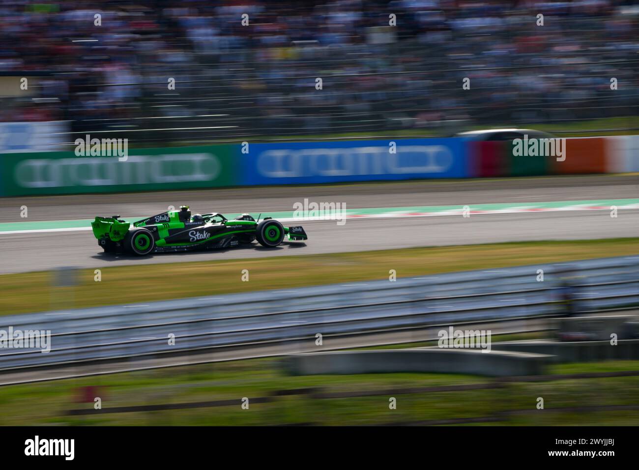 Suzuka, Giappone. 7 aprile 2024. Il pilota cinese Kick Sauber Zhou Guanyu gareggia durante il Gran Premio del Giappone di Formula 1 sul circuito di Suzuka a Suzuka, in Giappone, il 7 aprile 2024. Crediti: Zhang Xiaoyu/Xinhua/Alamy Live News Foto Stock
