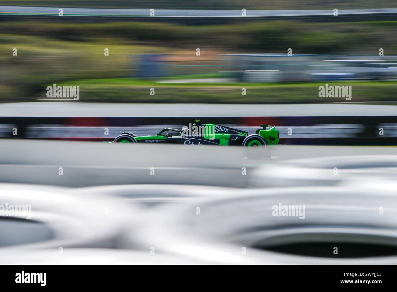 Suzuka, Giappone. 7 aprile 2024. Il pilota cinese Kick Sauber Zhou Guanyu gareggia durante il Gran Premio del Giappone di Formula 1 sul circuito di Suzuka a Suzuka, in Giappone, il 7 aprile 2024. Crediti: Zhang Xiaoyu/Xinhua/Alamy Live News Foto Stock