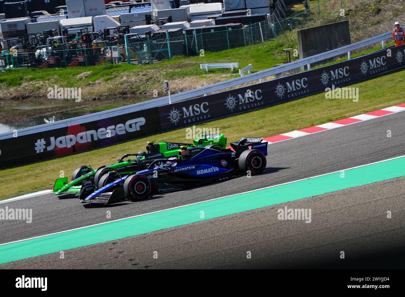 Suzuka, Giappone. 7 aprile 2024. Il pilota cinese kick Sauber Zhou Guanyu compete con il pilota statunitense Logan Sargeant durante il Gran Premio del Giappone di Formula 1 sul circuito di Suzuka, in Giappone, il 7 aprile 2024. Crediti: Zhang Xiaoyu/Xinhua/Alamy Live News Foto Stock