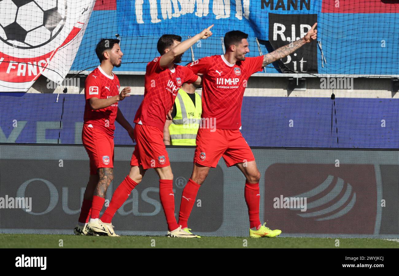 HEIDENHEIM, GERMANIA - 06 APRILE: Tim Kleindienst dell'FC Heidenheim festeggia con Denis Thomalla dell'FC Heidenheim e Kevin Sessa dell'FC Heidenheim mentre segna il gol durante la partita di Bundesliga tra 1. FC Heidenheim 1846 e FC Bayern München alla Voith-Arena il 6 aprile 2024 a Heidenheim, Germania. © diebilderwelt / Alamy Stock © diebilderwelt / Alamy Stock Foto Stock