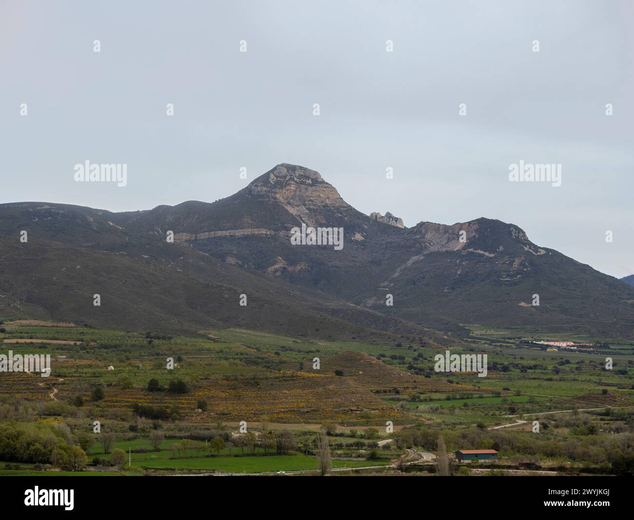 Picco di Gratal Huesca, piramide della Sierra de Guara. piramide dei pirenei Foto Stock