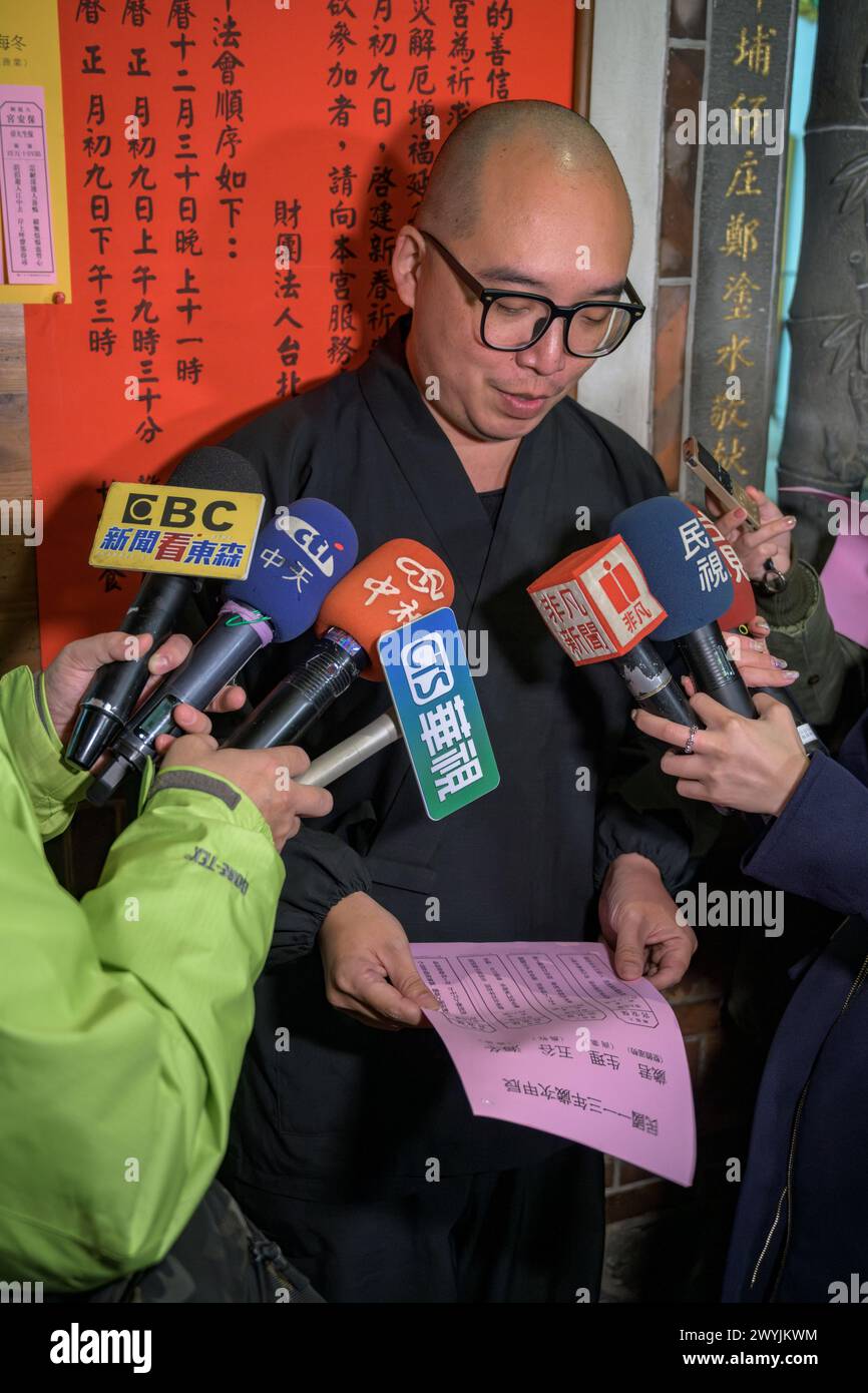Un monaco durante una conferenza stampa che annuncia le previsioni fatte durante una cerimonia per il Capodanno cinese nel tempio Baoan Foto Stock
