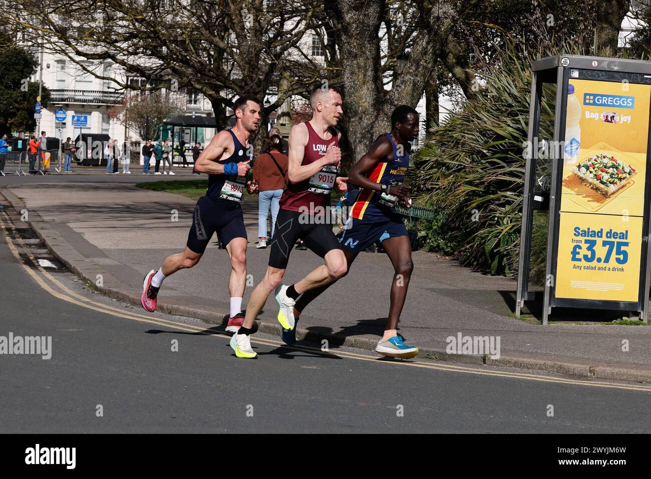 Brighton, città di Brighton & Hove, East Sussex, Regno Unito. Questa è la Brighton Marathon 2024, con il primo dei migliori corridori che superano il traguardo di 4,5 miglia. 7 aprile 2024. David Smith/Alamy Live News Foto Stock