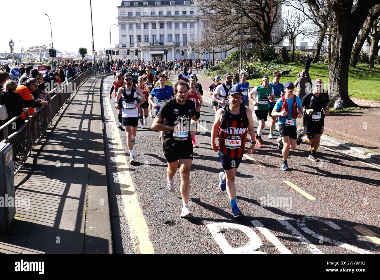 Brighton, città di Brighton & Hove, East Sussex, Regno Unito. Questa è la Maratona di Brighton 2024, superando il traguardo di 4,5 miglia. 7 aprile 2024. David Smith/Alamy Live News Foto Stock