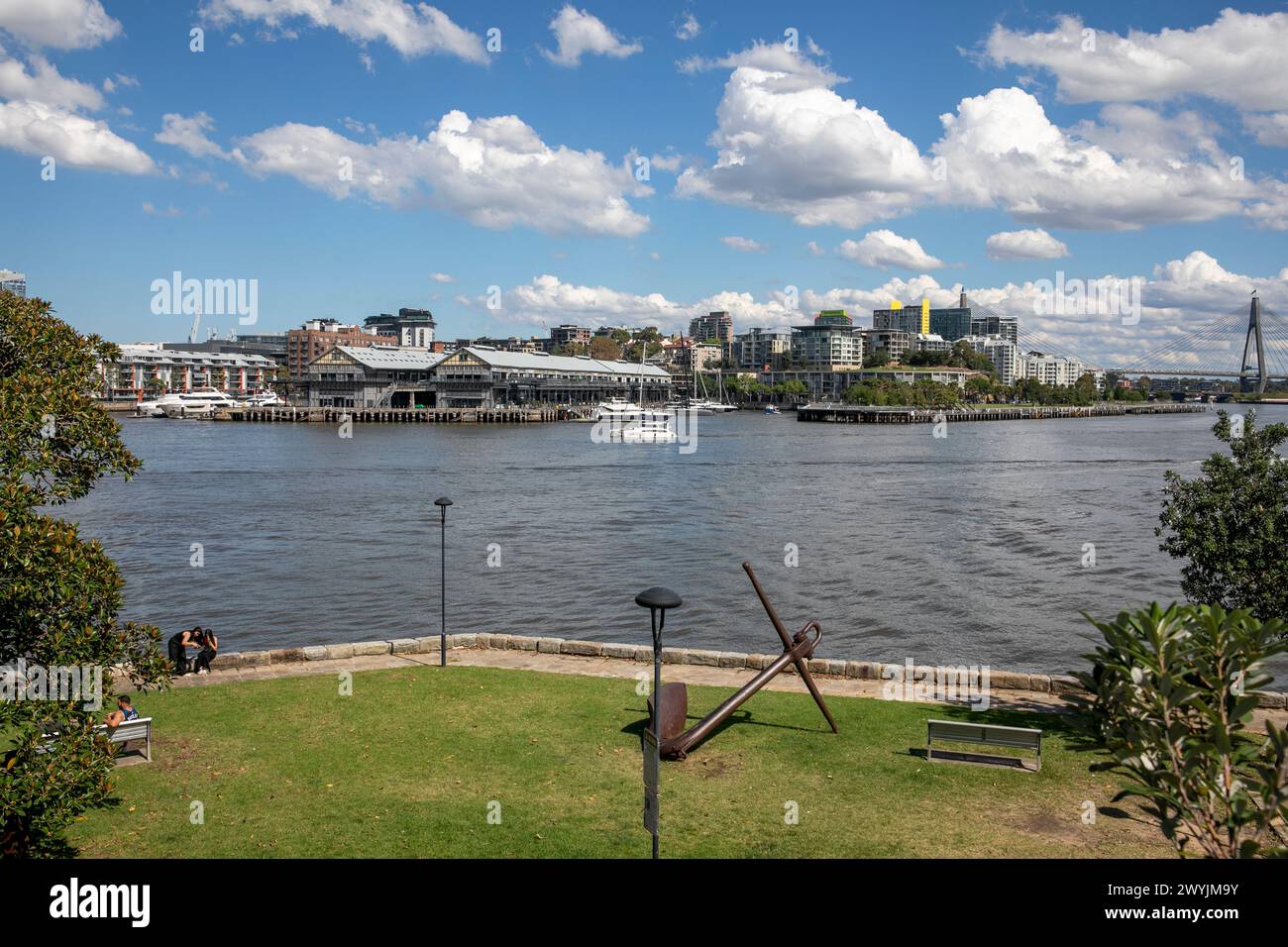 Peacock Point Reserve con scultura dell'ancora e vedute verso il molo di Jones Bay, l'Anzac Bridge e Johnstons Bay, il porto di Sydney, New South Wales, Australia Foto Stock