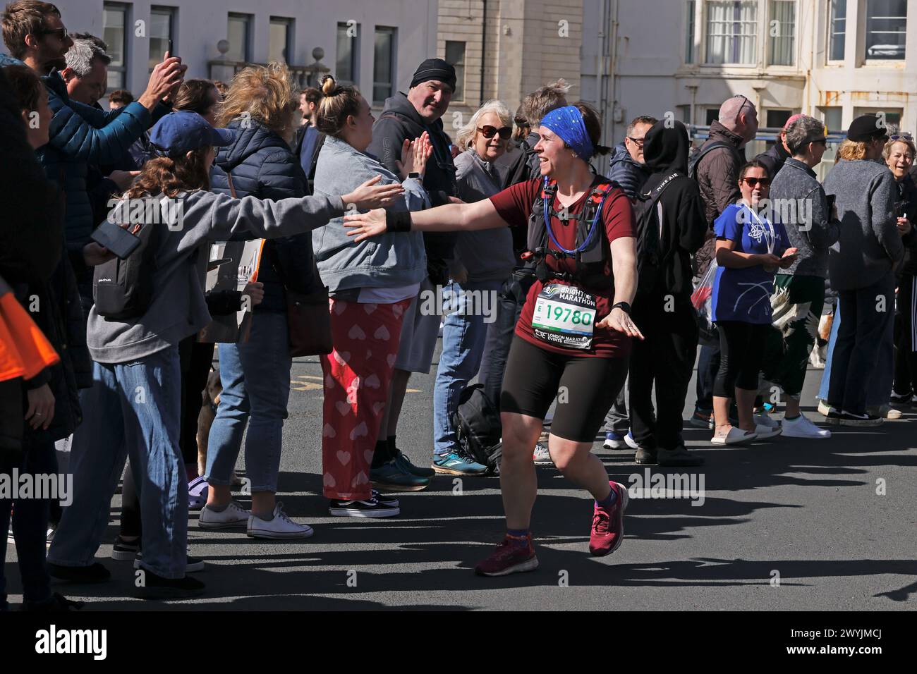 Brighton, città di Brighton & Hove, East Sussex, Regno Unito. Questa è la Maratona di Brighton 2024, superando il traguardo di 4,5 miglia. 7 aprile 2024. David Smith/Alamy Live News Foto Stock