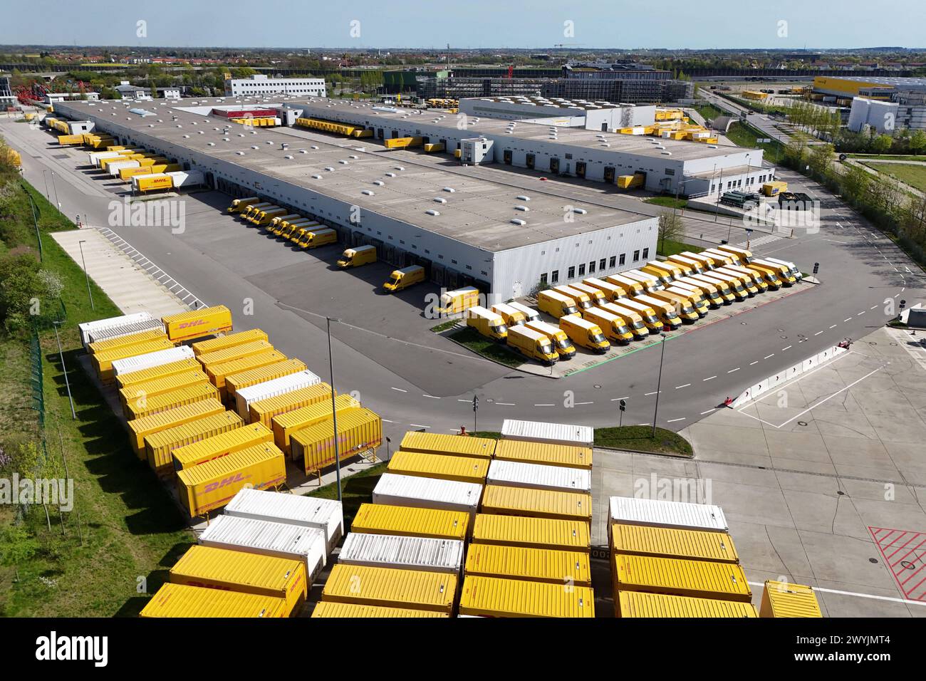 Deutsche Post DHL, Deutschlands groesster Paket Standort ad Aschheim bei Muenchen. Bearbeituing von bis zu 72000 Pakete pro Stunde im Paketzentrum Aschheim II bei Muenchen. Postfahrzeuge, Fahrzeuge e Wechselbruecken, Transportbehaelter, container, Transportcontainer stehen auf dem Gelaende. *** Deutsche Post DHL, il più grande sito di spedizioni della Germania ad Aschheim, vicino a Monaco di Baviera la lavorazione di un massimo di 72000 pacchi all'ora nel centro pacchi Aschheim II, vicino a Monaco di Baviera, si trovano nei locali veicoli postali, veicoli e casse mobili, container per il trasporto, container e container per il trasporto Foto Stock