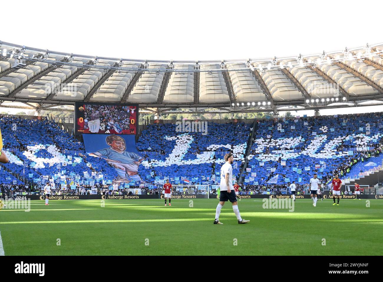 Coreografia dei tifosi laziali durante la partita di serie A tra AS Roma e SS Lazio allo stadio Olimpico di Roma (Italia), 6 aprile 2024. Foto Stock