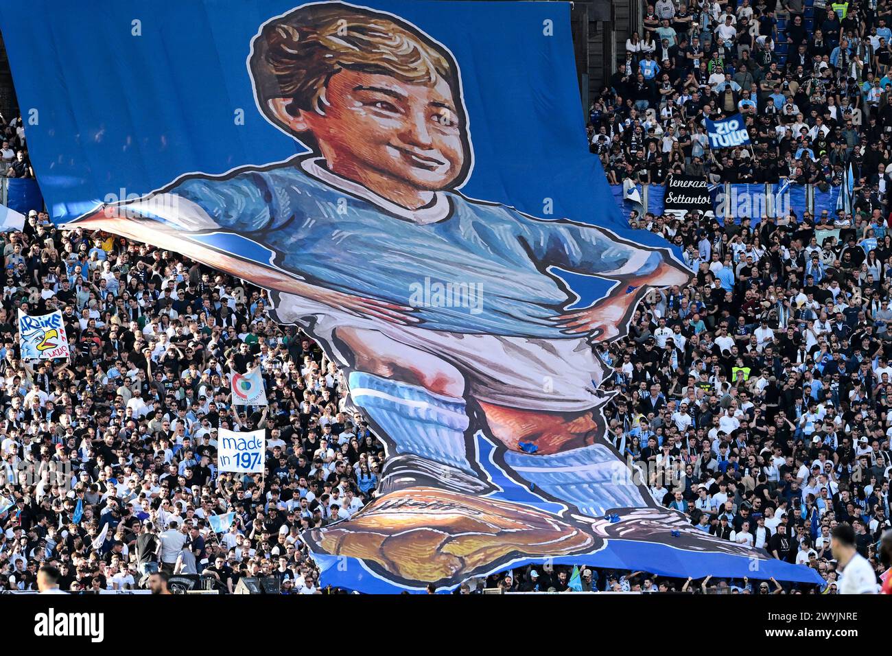 Coreografia dei tifosi laziali durante la partita di serie A tra AS Roma e SS Lazio allo stadio Olimpico di Roma (Italia), 6 aprile 2024. Foto Stock