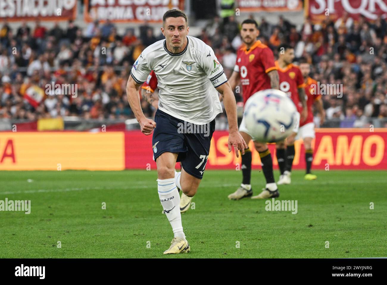 Adam Marusic del SS Lazio durante la partita di serie A tra AS Roma e SS Lazio allo stadio Olimpico di Roma (Italia), 6 aprile 2024. Foto Stock