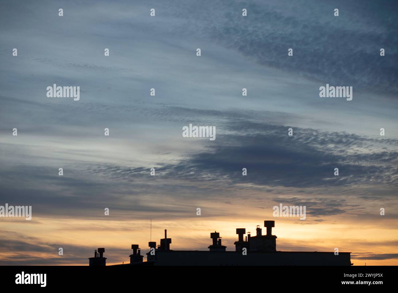 Un cielo spettacolare, due strati come la spiaggia e l'oceano. cielo colorato, prima della tempesta e durante il tramonto. Enormi formazioni di nuvole. Foto Stock
