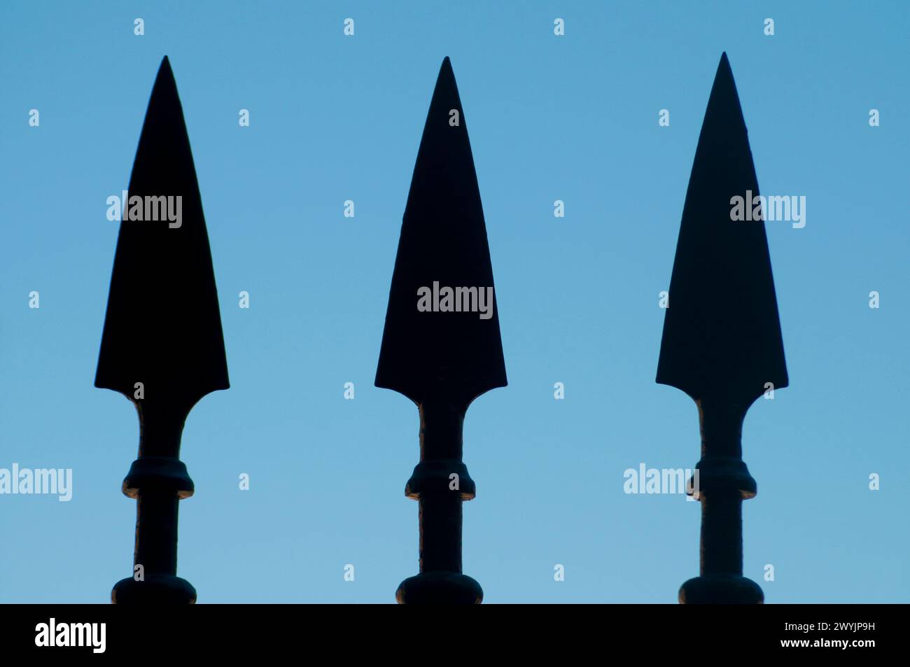 Tre frecce contro il cielo blu. Foto Stock