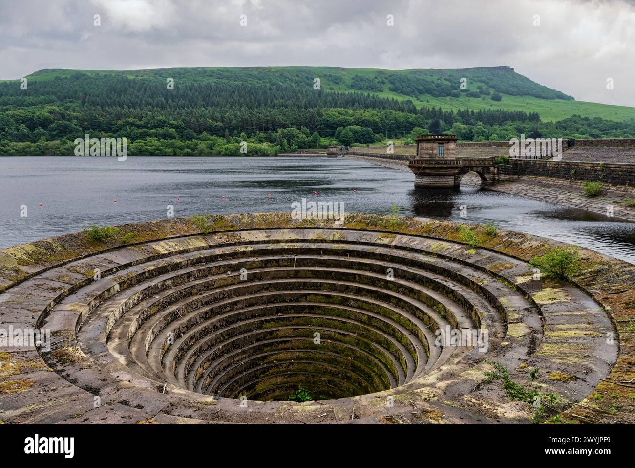 Serbatoio Ladywell e scarico di troppopieno, soprannominato il plughole. Derwent Edge può essere visto in lontananza. Situato nel distretto di picco, Derbyshire, Foto Stock