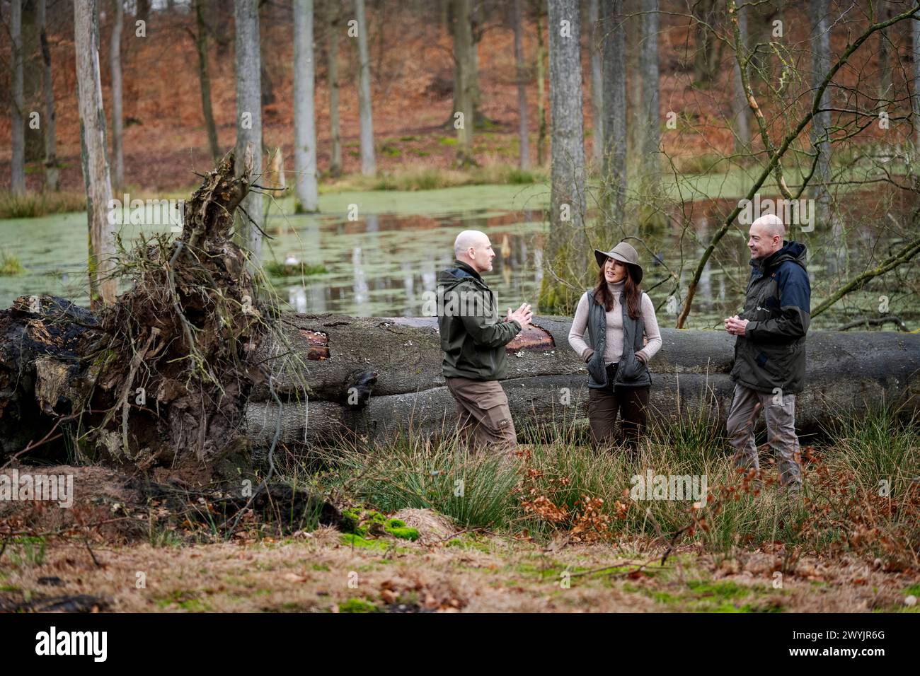 La Regina Maria, il Ministro dell'ambiente Magnus Heunicke (S) e il Forester nella capitale dell'Agenzia naturale Jacob Skriver, fate una passeggiata a Dyrehaven, mentre inaugurano una nuova parte di Dyrehaven a Naerum, domenica 7 aprile 2024. Qui svelano il monogramma del re su una delle nuove porte rosse e rilasciano due cervi nella nuova parte di Dyrehaven. (Foto: IDA Marie Odgaard/Ritzau Scanpix) Foto Stock