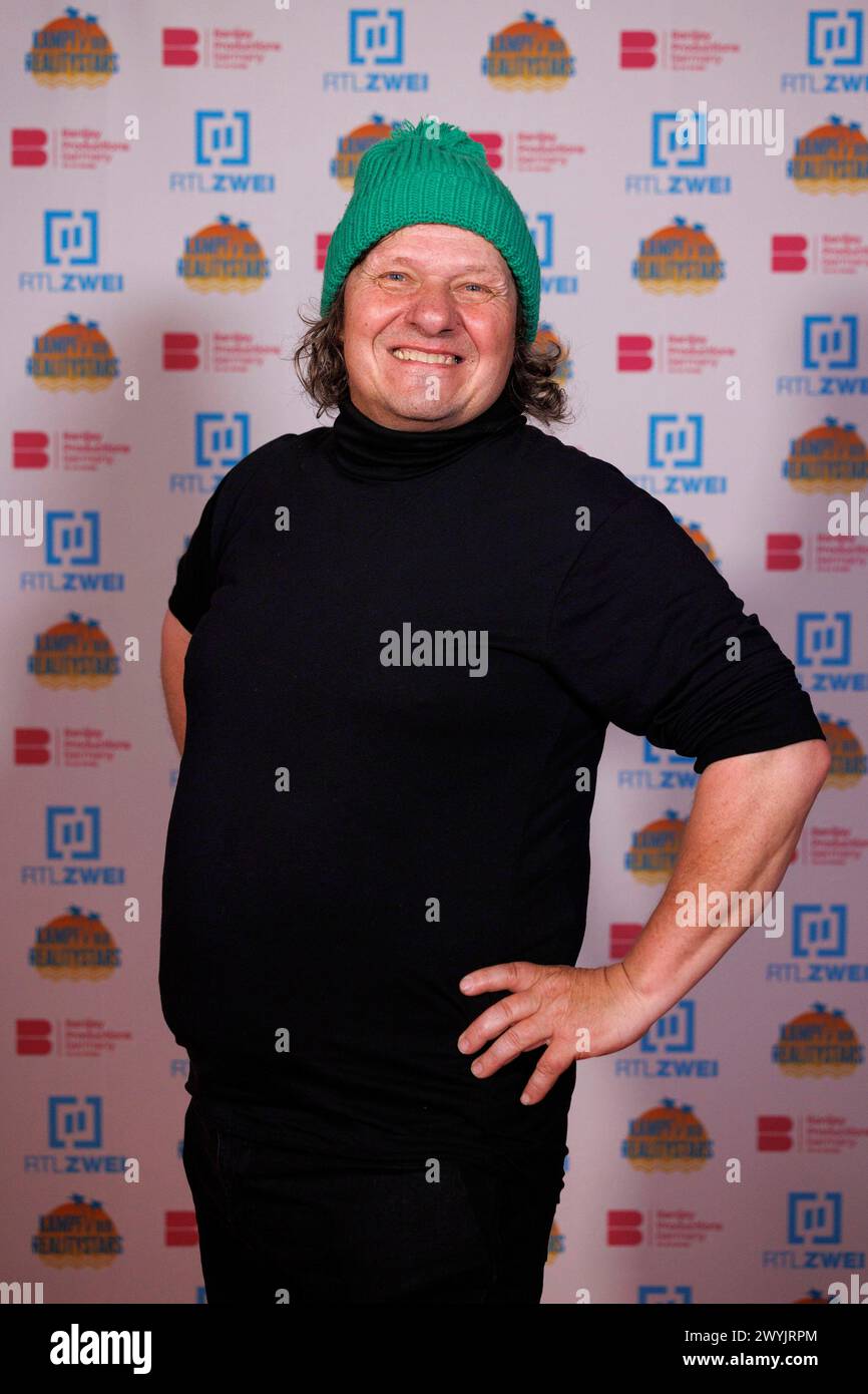 TV-Schrotthändler Manfred Ludolf kommt zum Screening der neuen Staffel Kampf der Realitystars von RTL2 im Residenz Kino. Köln, 05.04.2024 NRW Deutschland *** il commerciante di rottami TV Manfred Ludolf viene alla proiezione della nuova stagione di RTL2s Battle of the Reality Stars a Residenz Kino Colonia, 05 04 2024 NRW Germania Copyright: XChristophxHardtx Foto Stock