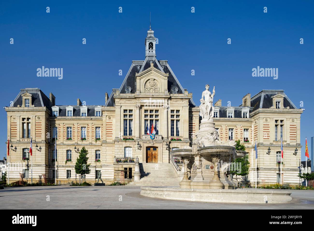 Francia, Eure, Evreux, facciata soleggiata del Municipio e fontana in piazza Charles De Gaulle Foto Stock