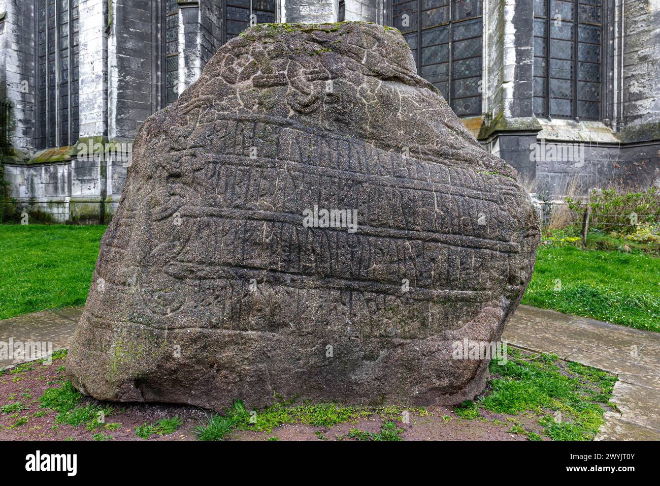 Francia, Seine-Maritime (76), Rouen, Jardin de l’Hôtel-de-Ville, où se trouve l’église abbatiale Saint-Ouen et une copie de la grosse Pierre de Jelling Foto Stock