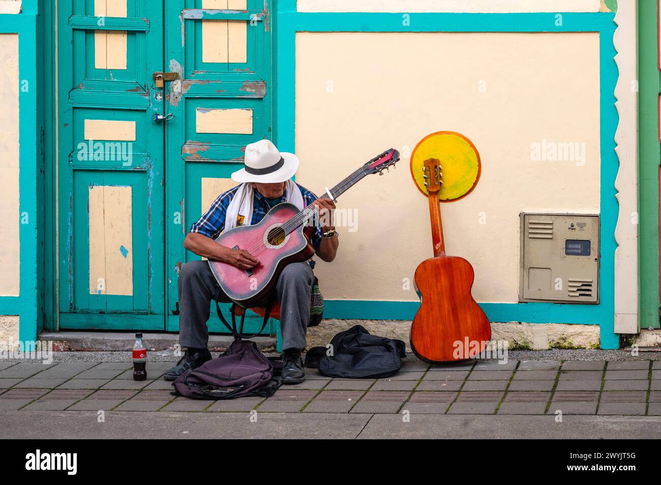 Colombia, distretto di Quindio, Filandia, musicista di strada Foto Stock