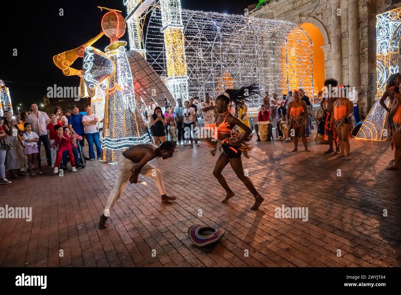 Colombia, quartiere di Bolivar, sito Patrimonio dell'Umanità dell'UNESCO, quartiere storico, città vecchia, gruppo di danza popolare Foto Stock