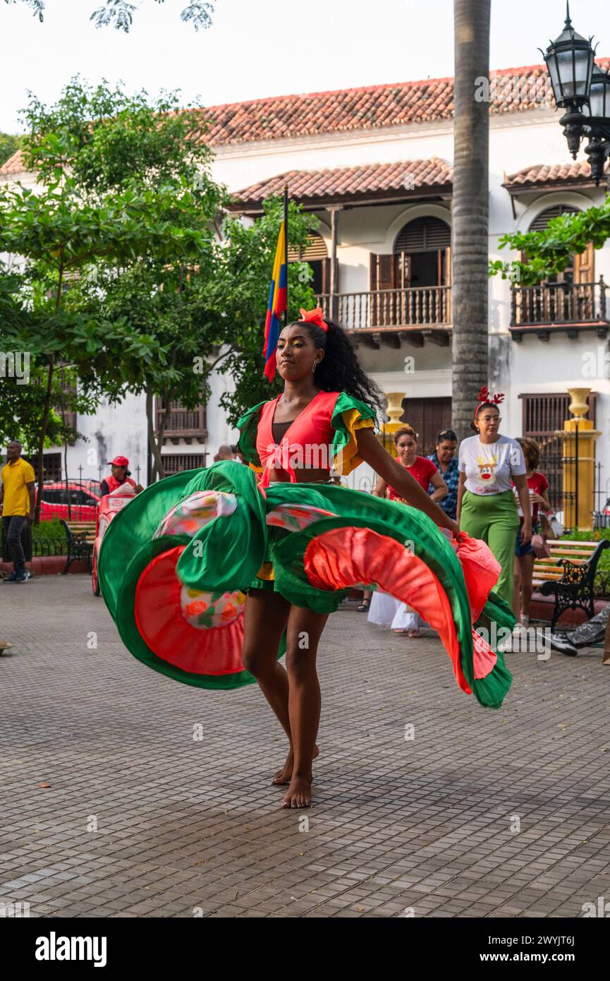 Colombia, quartiere di Bolivar, sito patrimonio dell'umanità dell'UNESCO, quartiere storico, città vecchia, ballerino popolare Foto Stock