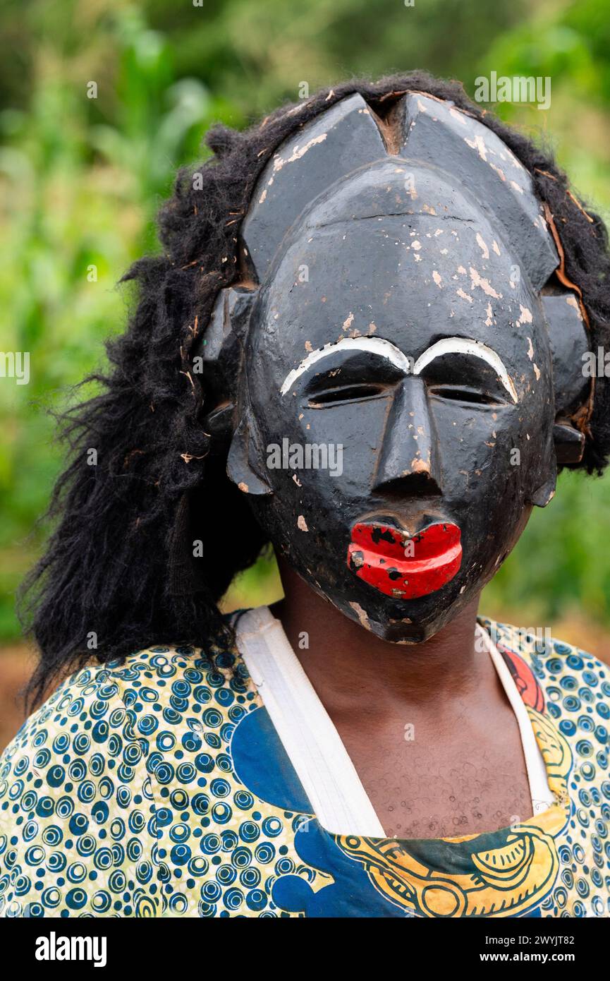 Camerun, zona ovest, distretto di Ndé, Bagangté, cerimonia funebre , un uomo travestito da donna con la maschera Foto Stock