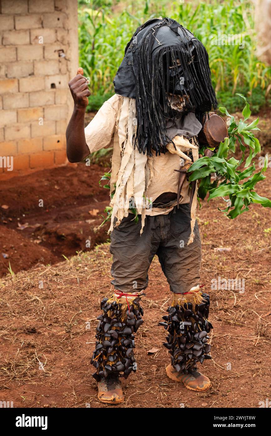 Camerun, zona ovest, distretto di Ndé, Bagangté, cerimonia funebre , uomo che indossa abiti tradizionali con maschera di leone Foto Stock