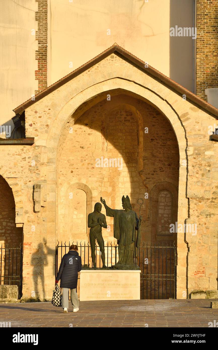 Francia, Marna, Reims, Basilica di San Remi dichiarata Patrimonio dell'Umanità dall'UNESCO, statua del battesimo di Clodoveo vicino alla Basilica di San Remi Foto Stock