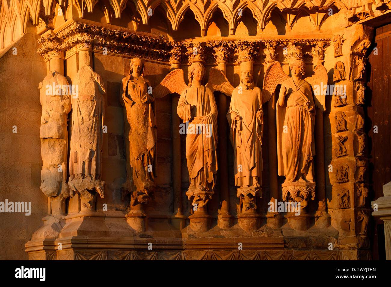 Francia, Marna, Reims, cattedrale di Notre Dame, dichiarata Patrimonio dell'Umanità dall'UNESCO, scultura che rappresenta l'angelo con il sorriso sul portale sinistro della facciata occidentale Foto Stock