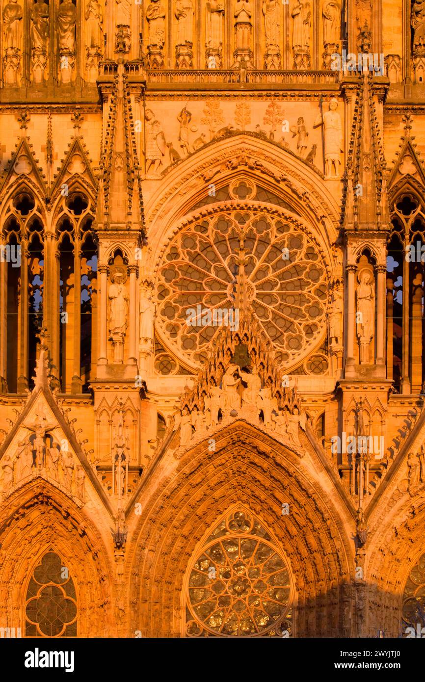 Francia, Marna, Reims, cattedrale di Notre Dame, dichiarata Patrimonio dell'Umanità dall'UNESCO, facciata occidentale, rosone e incoronazione della Vergine sul timpano Foto Stock