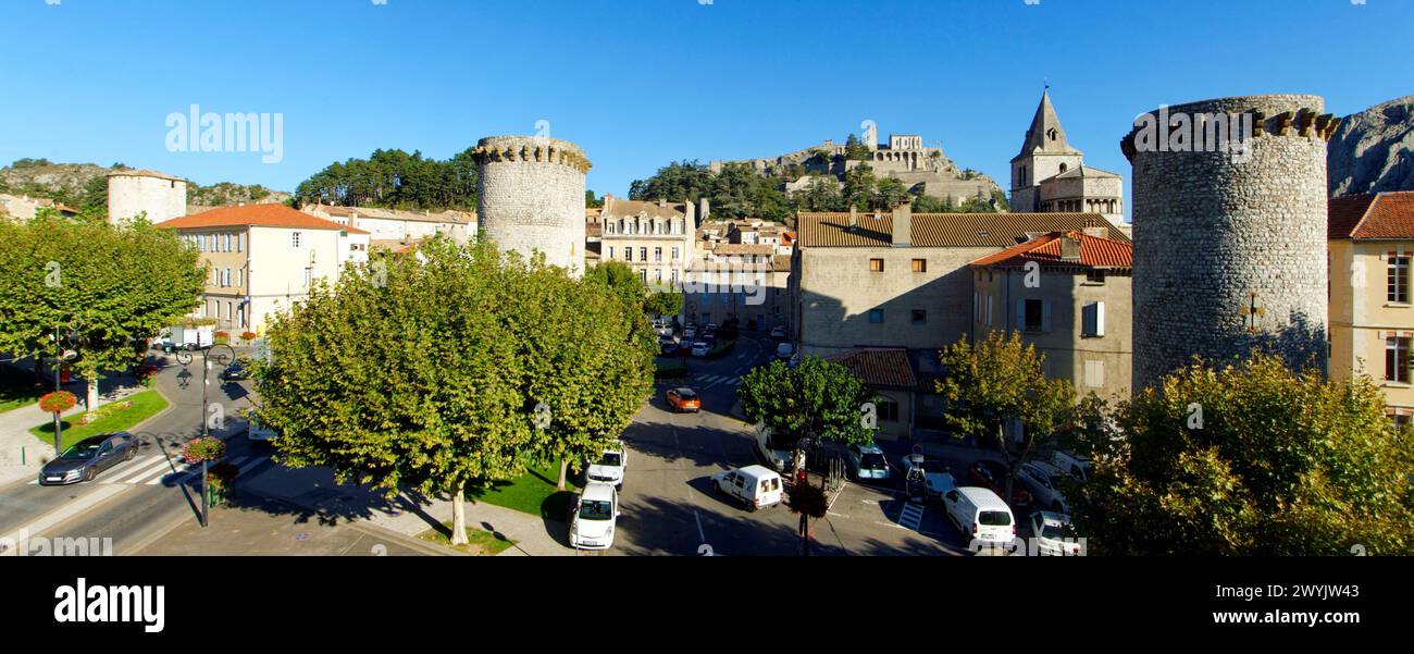 Francia, Alpi dell'alta Provenza, Sisteron, la città vecchia, la torre della Medisance, resti del recinto fortificato costruito nel XIV secolo, la Cittadella del XIII-XVI secolo e la cattedrale dedicata a Notre-Dame e Saint Thyrse chiamata anche Notre Dame des Pommiers (nostra Signora degli alberi di mele) sullo sfondo Foto Stock