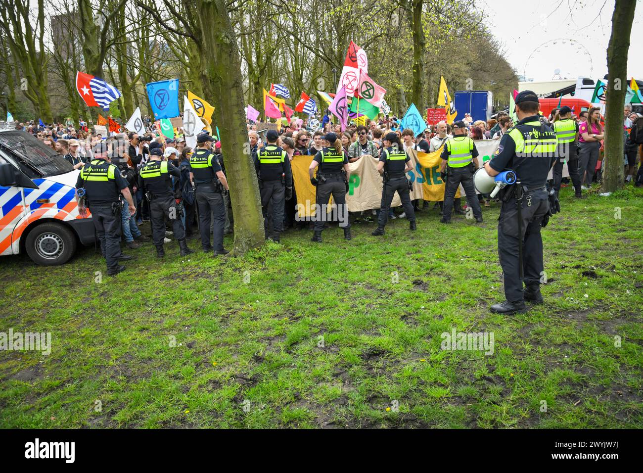 L'Aia, Paesi Bassi, 04-06-2024.Extinction Rebellion Protestation.i manifestanti non sono riusciti a bloccare l'autostrada A12 per la 37esima volta.il traffico è stato interrotto in altri luoghi e centinaia sono stati arrestati, tra cui Greta Thunberg Foto Stock