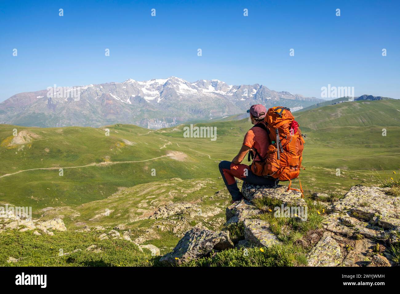 Francia, Hautes-Alpes, la grave, escursioni sull'altopiano dell'Emparis dal Lac Noir, le vette delle Grandes Rousses sullo sfondo Foto Stock