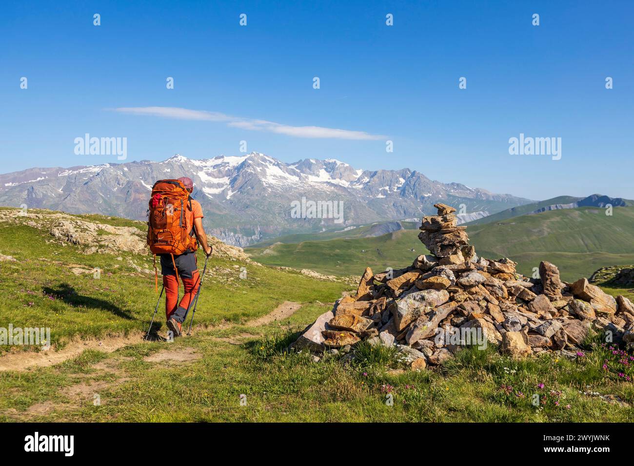 Francia, Hautes-Alpes, la grave, escursioni sull'altopiano dell'Emparis dal Lac Noir, le vette delle Grandes Rousses sullo sfondo Foto Stock