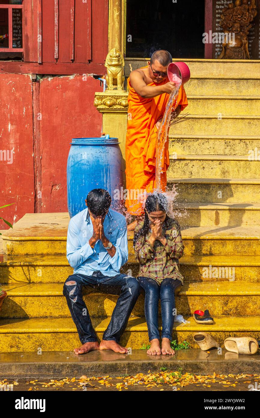 Cambogia, Kampong Cham, sessione di purificazione dei fedeli buddisti nel complesso VAT Nokor Foto Stock