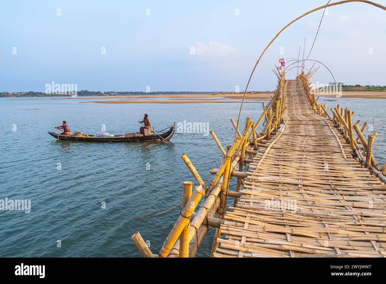 Cambogia, Kampong Cham, ponte di bambù lungo quasi un km che collega il centro della città all'isola di Koh Paen nel mezzo del Mekong, distrutto ogni anno all'arrivo della stagione delle piogge e ricostruito a gennaio dagli abitanti di Kampong Cham Foto Stock