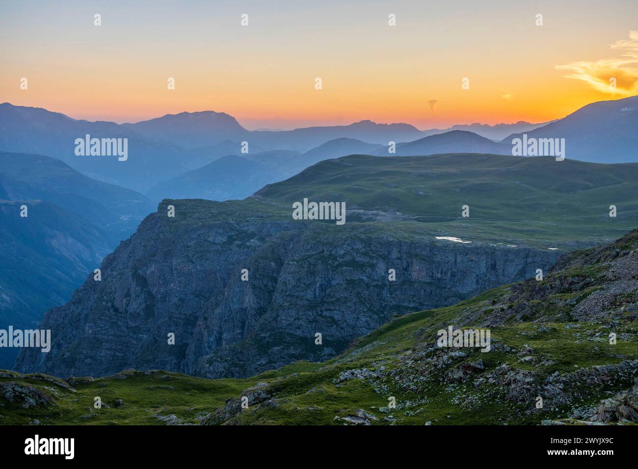 Francia, Hautes-Alpes, la grave, vista ad ovest e Chalets de Voyron dall'altopiano Emparis Foto Stock