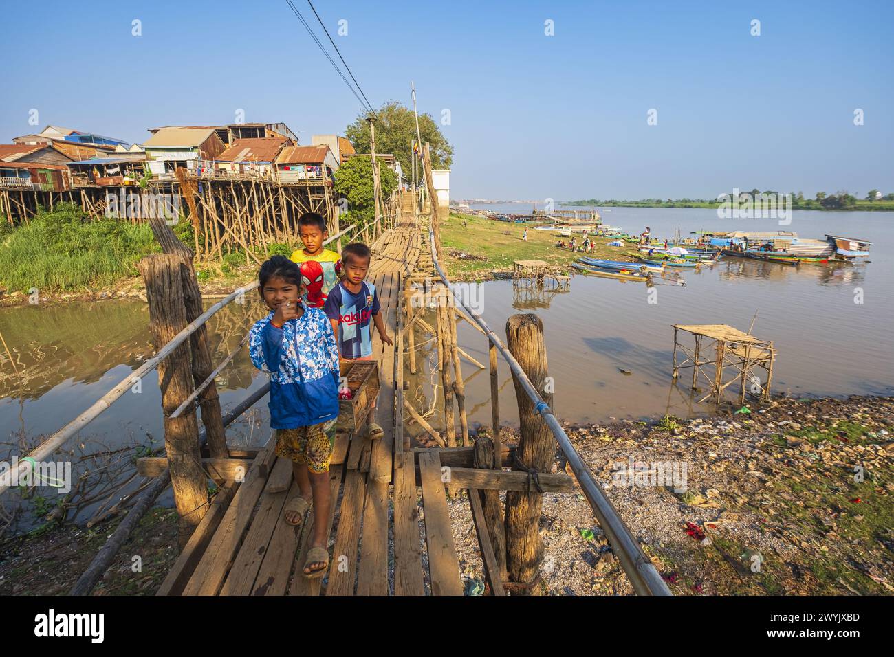 Cambogia, Kampong Chhnang, passerella in legno sulle rive del fiume Tonle SAP Foto Stock