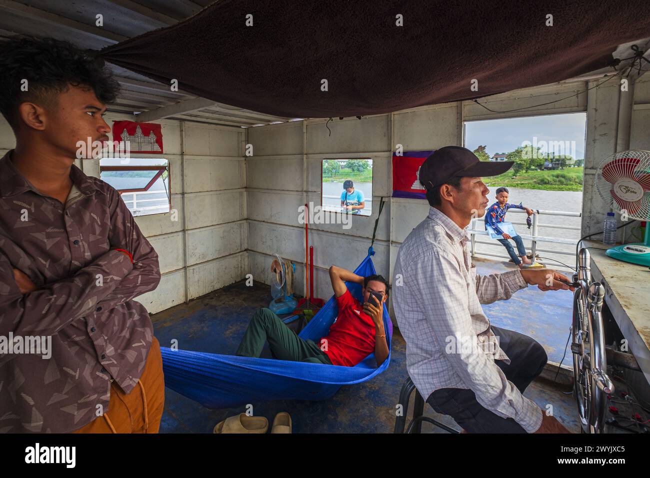 Cambogia, Kampong Chhnang, traghetto che attraversa il fiume Tonle SAP per raggiungere il villaggio di Kampong Leng Foto Stock