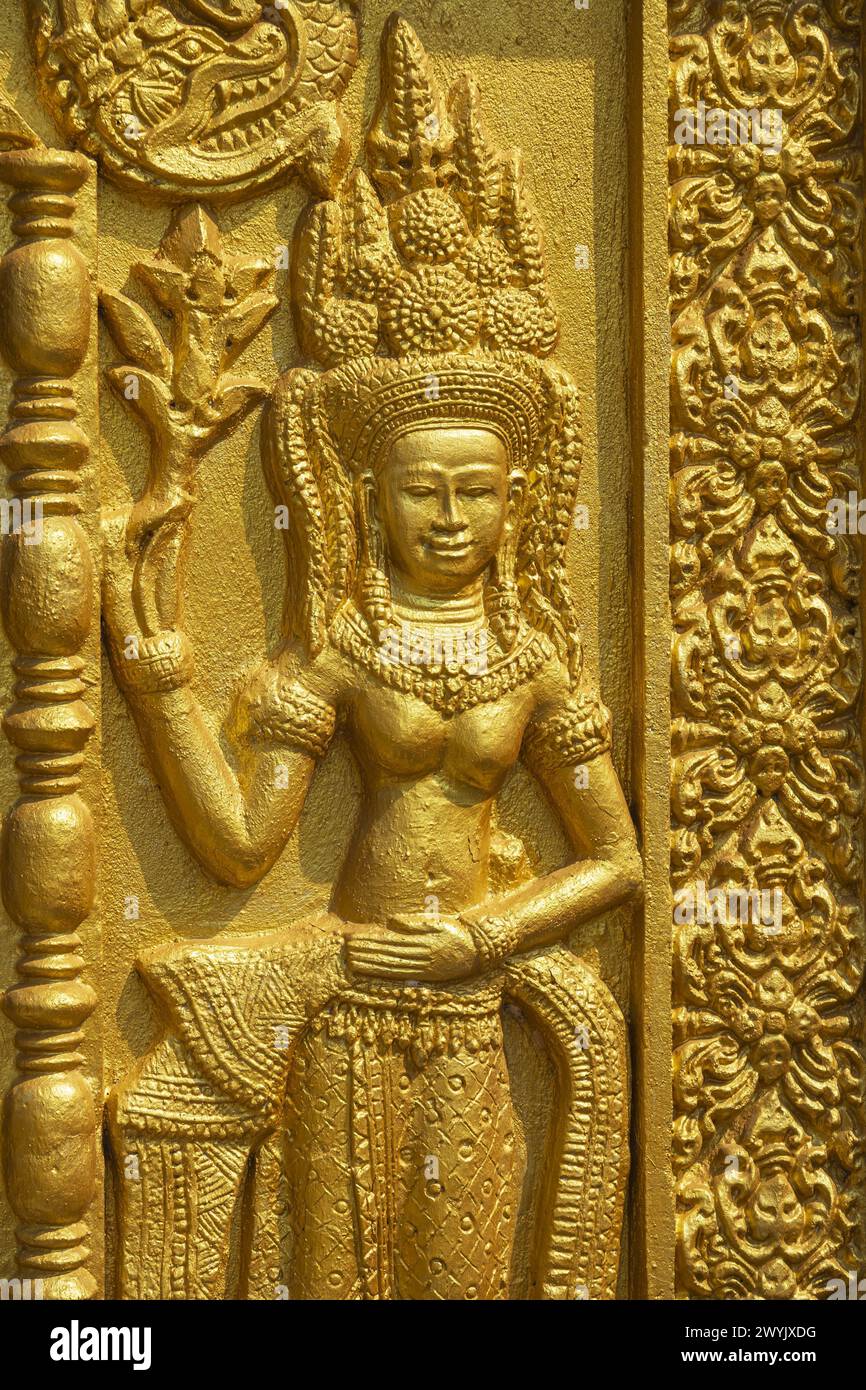 Cambogia, provincia di Kampong Chhnang, Kampong Leng, scultura di un apsara o ninfa celeste nella pagoda di Kampong Leng Foto Stock