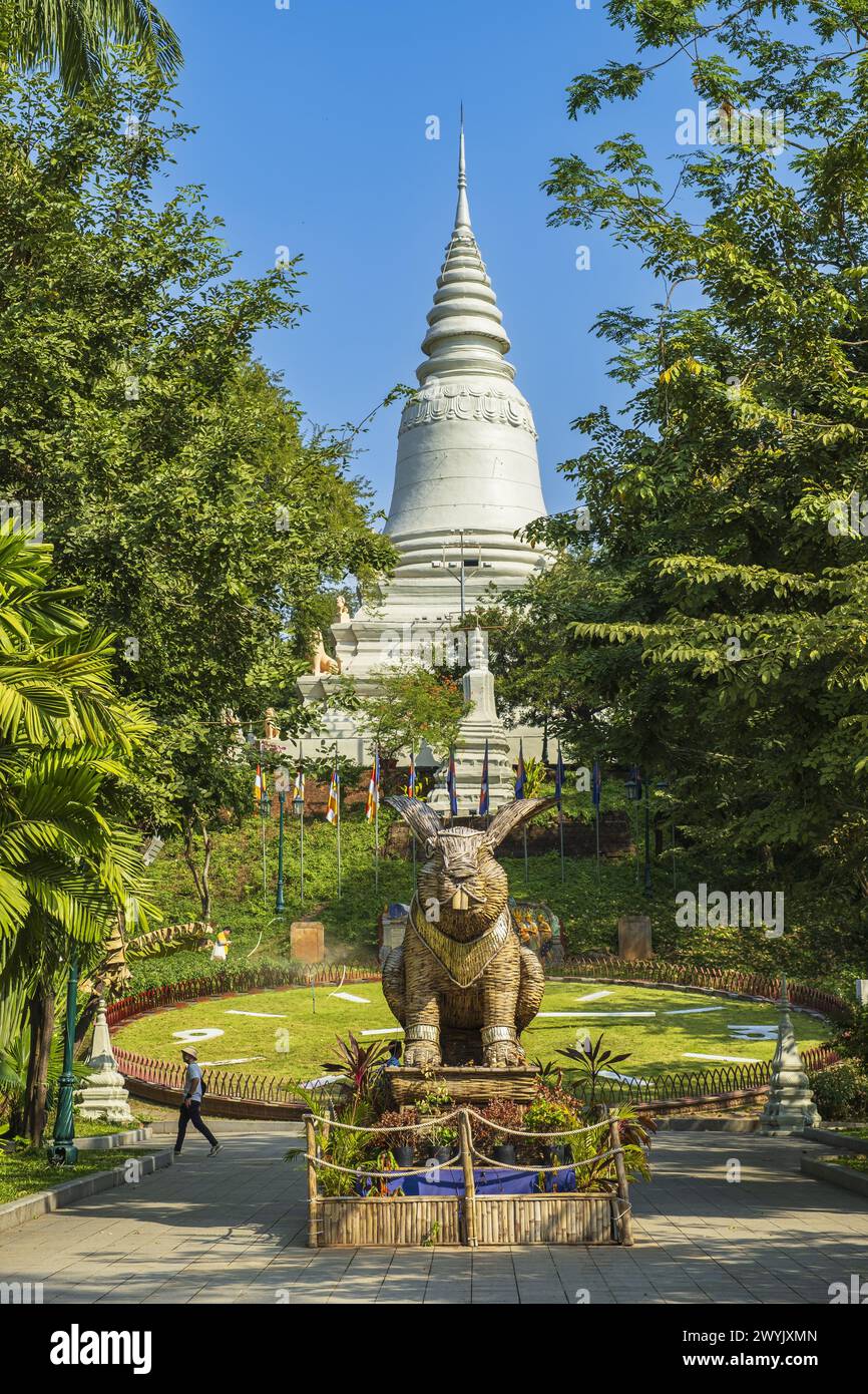 Cambogia, Phnom Penh, Wat Phnom o Hill Temple costruito nel 1373, l'attuale edificio risalente al 1926 Foto Stock