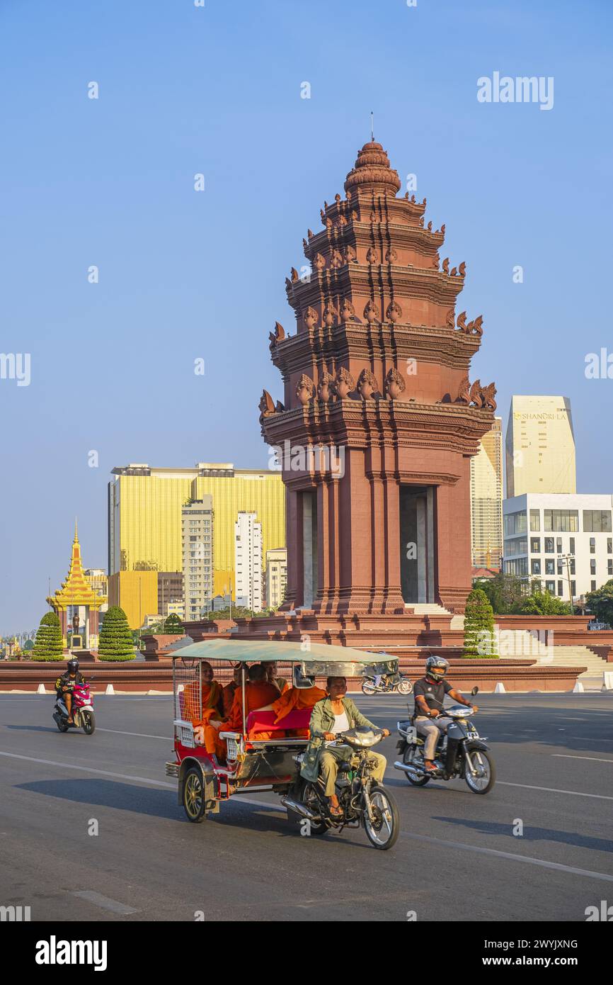 Cambogia, Phnom Penh, monumento all'indipendenza costruito nel 1958 per commemorare l'indipendenza della Cambogia dalla Francia nel 1953 Foto Stock