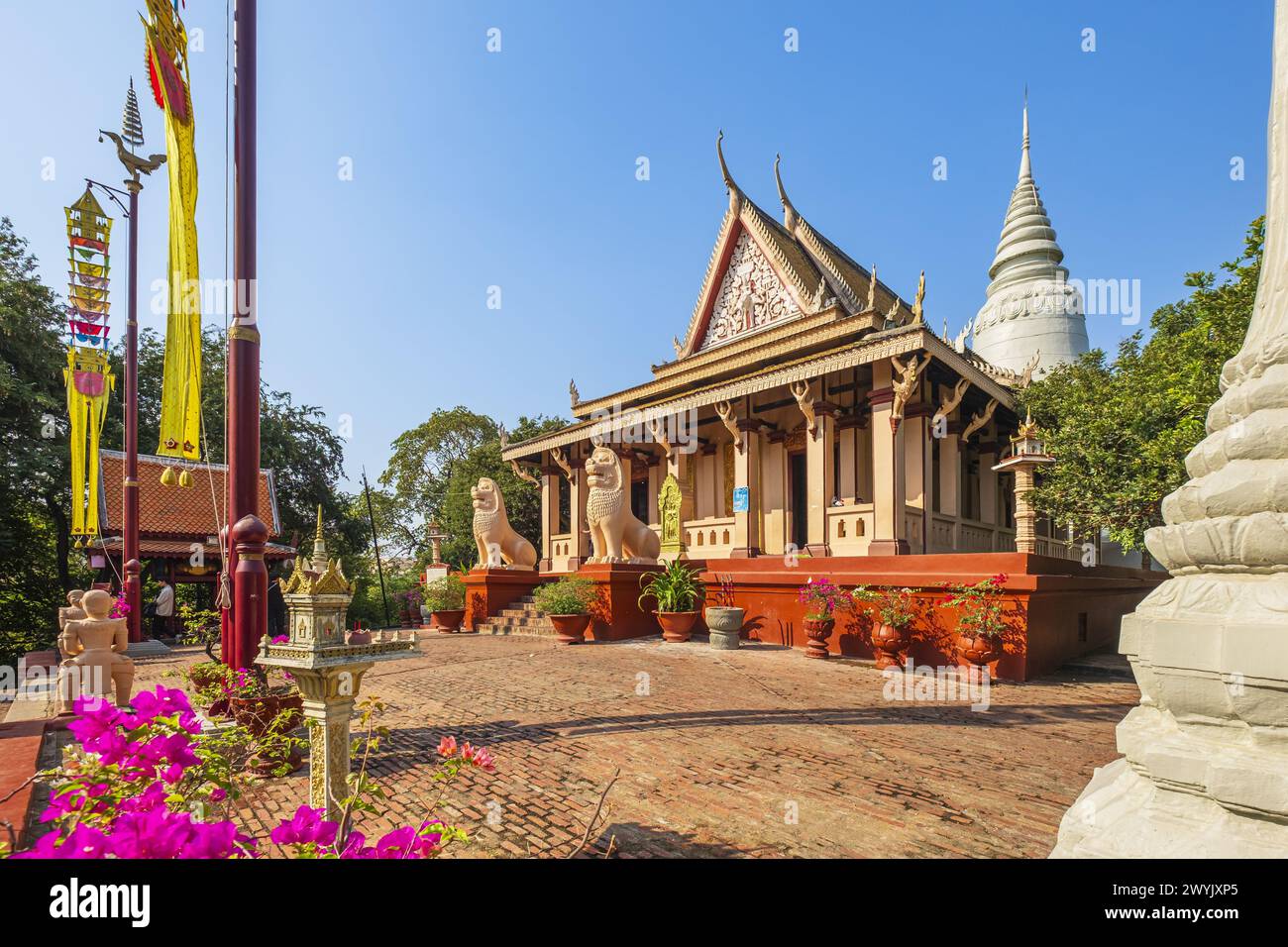 Cambogia, Phnom Penh, Wat Phnom o Hill Temple costruito nel 1373, l'attuale edificio risalente al 1926 Foto Stock
