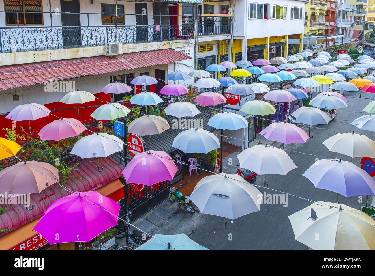 Cambogia, Phnom Penh, quartiere Chamkar Mon, strada decorata con ombrelloni Foto Stock