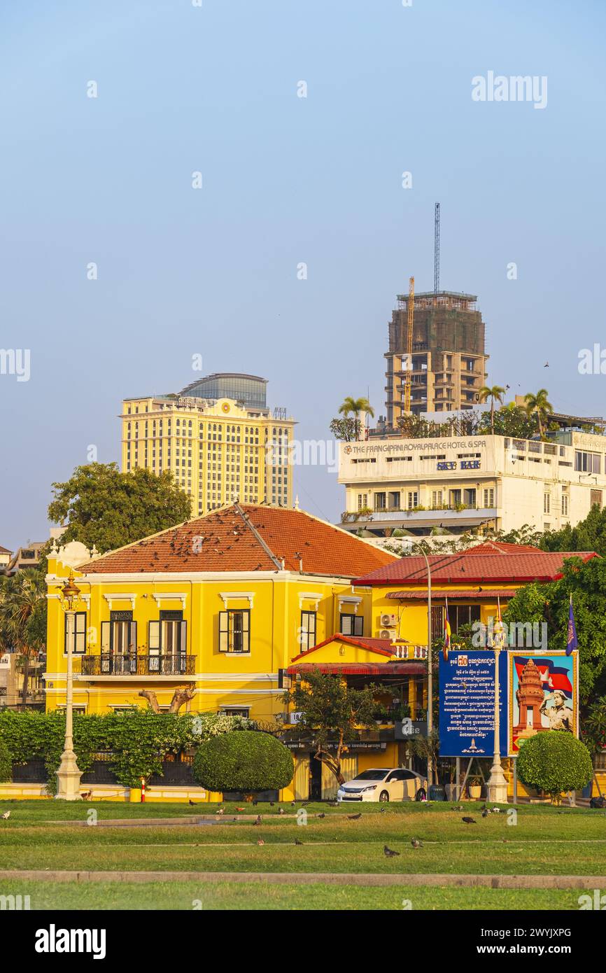 Cambogia, Phnom Penh, quartiere di Doun Penh, dintorni del Palazzo reale lungo Sisowath Quay Foto Stock