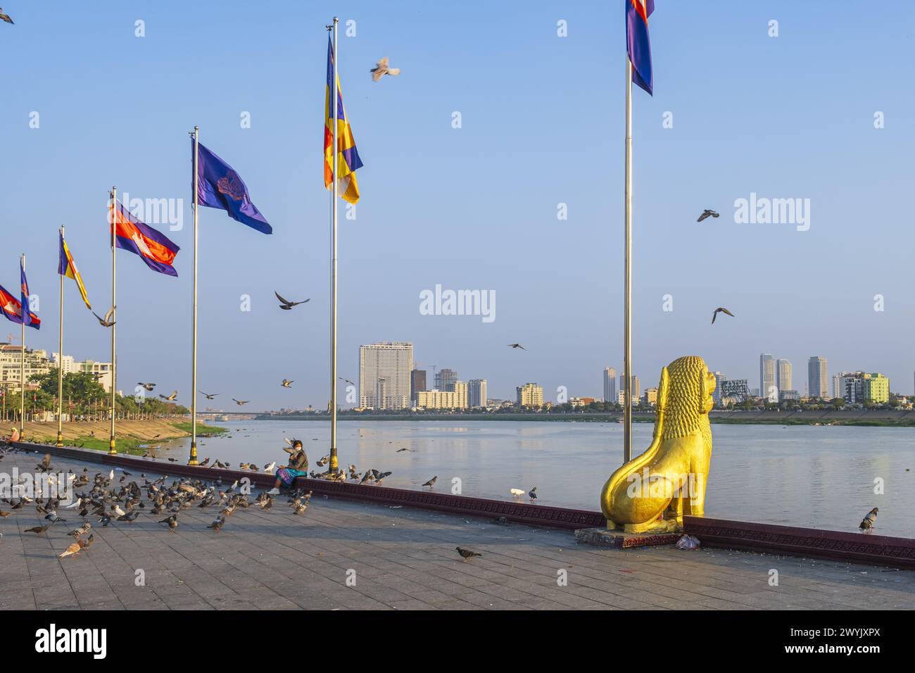 Cambogia, Phnom Penh, Sisowath Quay lungo il fiume Tonle SAP Foto Stock