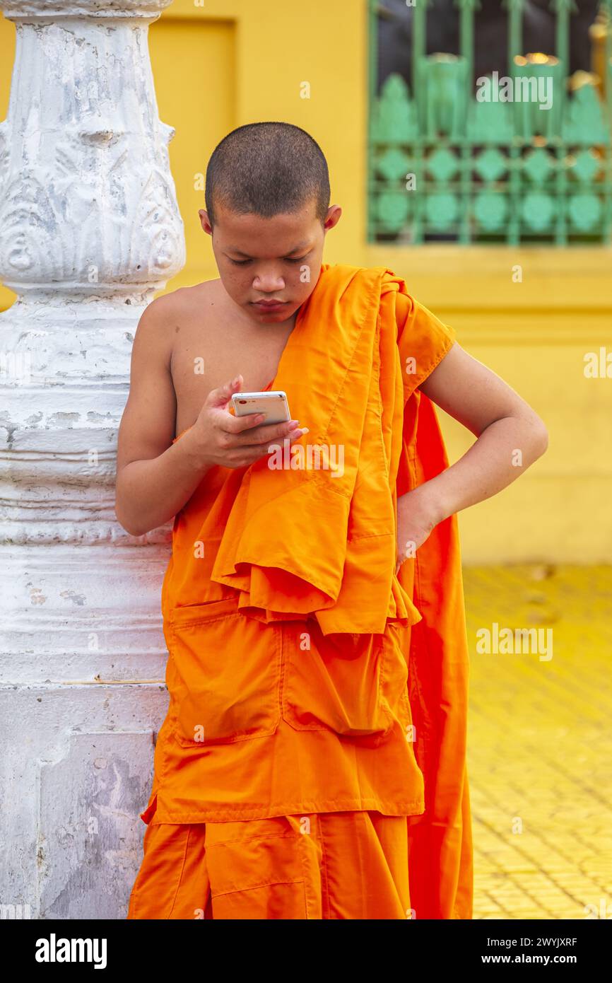 Cambogia, Phnom Penh, giovane monaco buddista Foto Stock