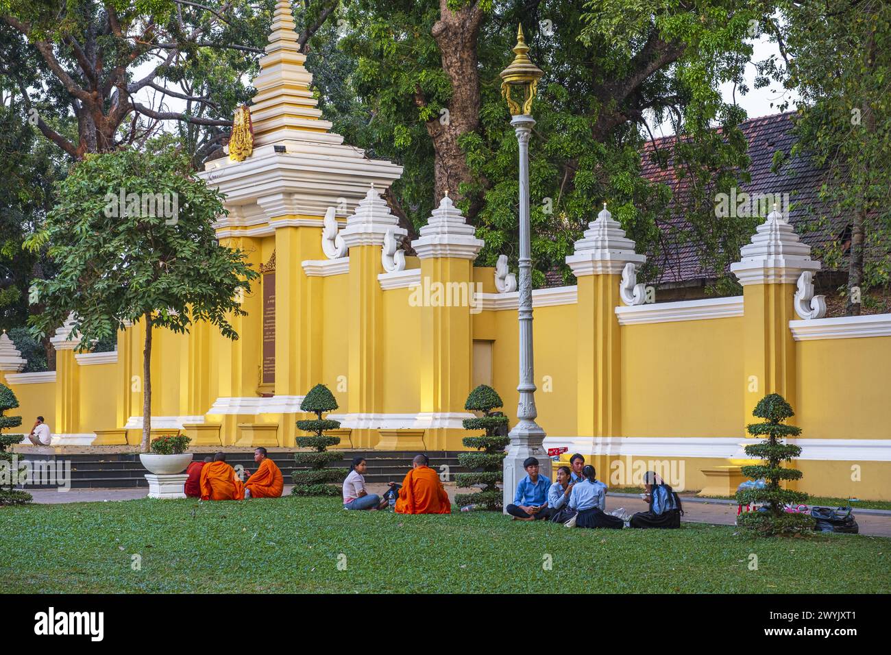 Cambogia, Phnom Penh, giardino pubblico di fronte al Palazzo reale Foto Stock