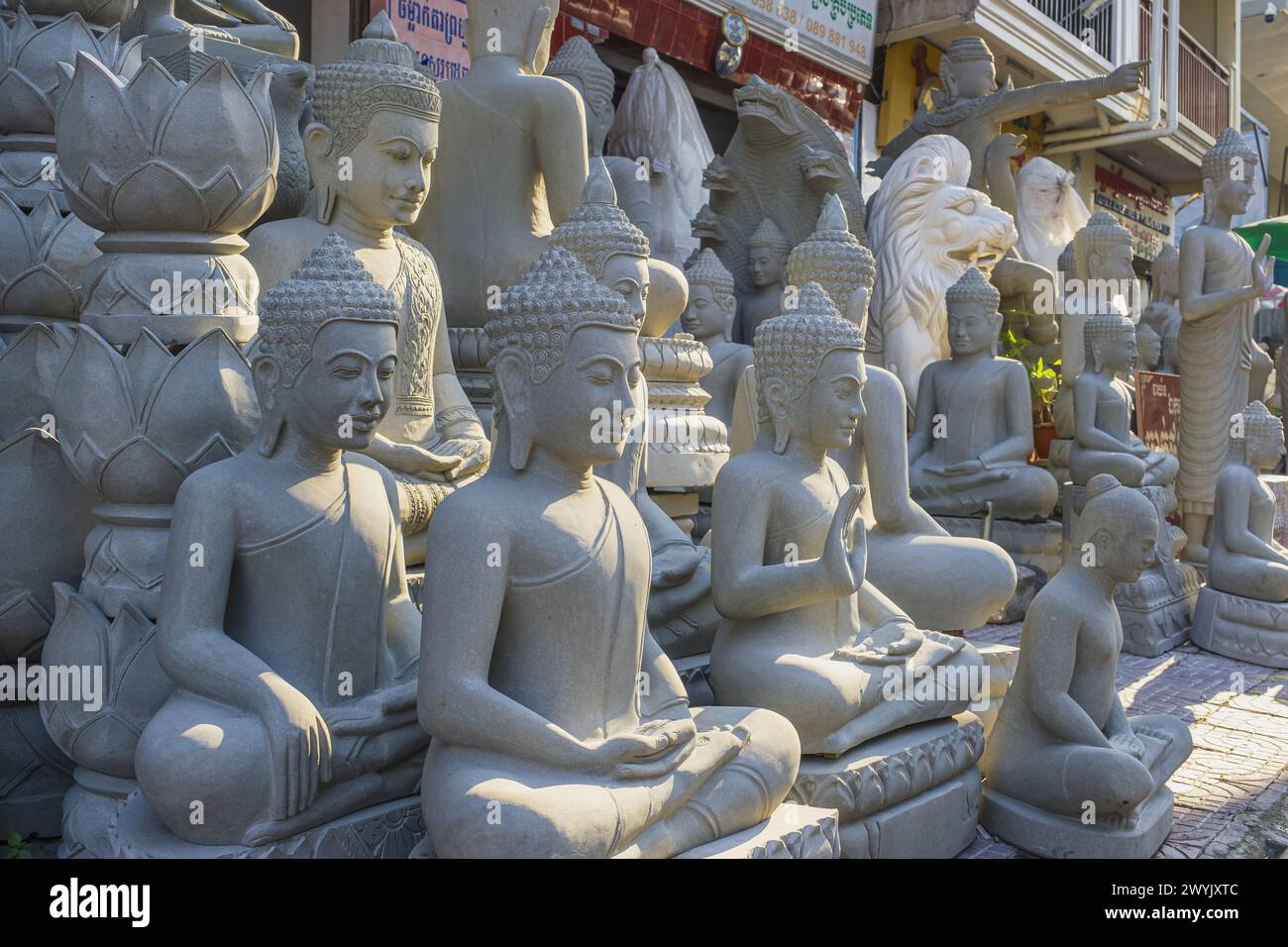 Cambogia, Phnom Penh, distretto di Doun Penh, negozi di pietra Foto Stock