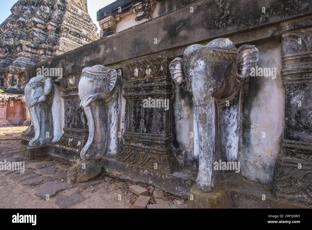 Cambogia, provincia di Kandal, Oudong, ex capitale della Cambogia per quasi 250 anni fino al 1866 e monumentale necropoli reale sparsa su una collina Foto Stock
